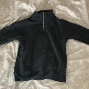 Ridtjocktröja - Mörkgrå tjocktröja för ridning. Har använt den endast en gång. Säljer den för att den inte passar längre. Kommer såklart tvätta den igen innan jag skickar.