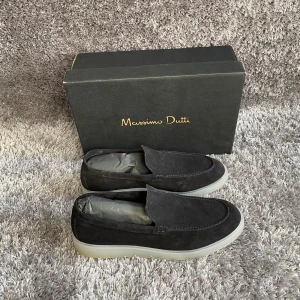 Mörkblå Loafers - Massimo Dutti - Mörkblå loafers från Massimo Dutti.  Storlek: 43. Skick: 9/10, använda ett fåtal gånger. Nypris: 1300kr. Kontakta oss för fler bilder eller info! 🚨Checka även min profil för feta kläder på limiterat pris!🚨