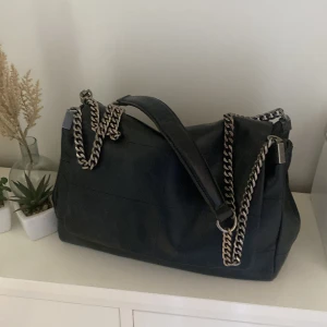 Zara väska - Fin zara väska som inte är mycket använd alls. Nypris va 399. Säljer för 280