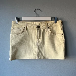 Minikjol lee - Minikjol från lee! Ljusgul nästan vit färg💛🤍midja: 40cm Längd: 31cm Har en liten fläck som ser ut som en skugga på vänster bakficka