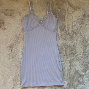 Klänning - En lila söt klänning, slutar på mitten av låren för mig