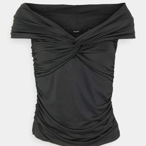 Säljer en svart off shoulder topp/thirt då jag beställde fel storlek, den är i storlek S/M och perfekt inför sommaren, väldigt lätt & skön att ha på sig 🫶🏻