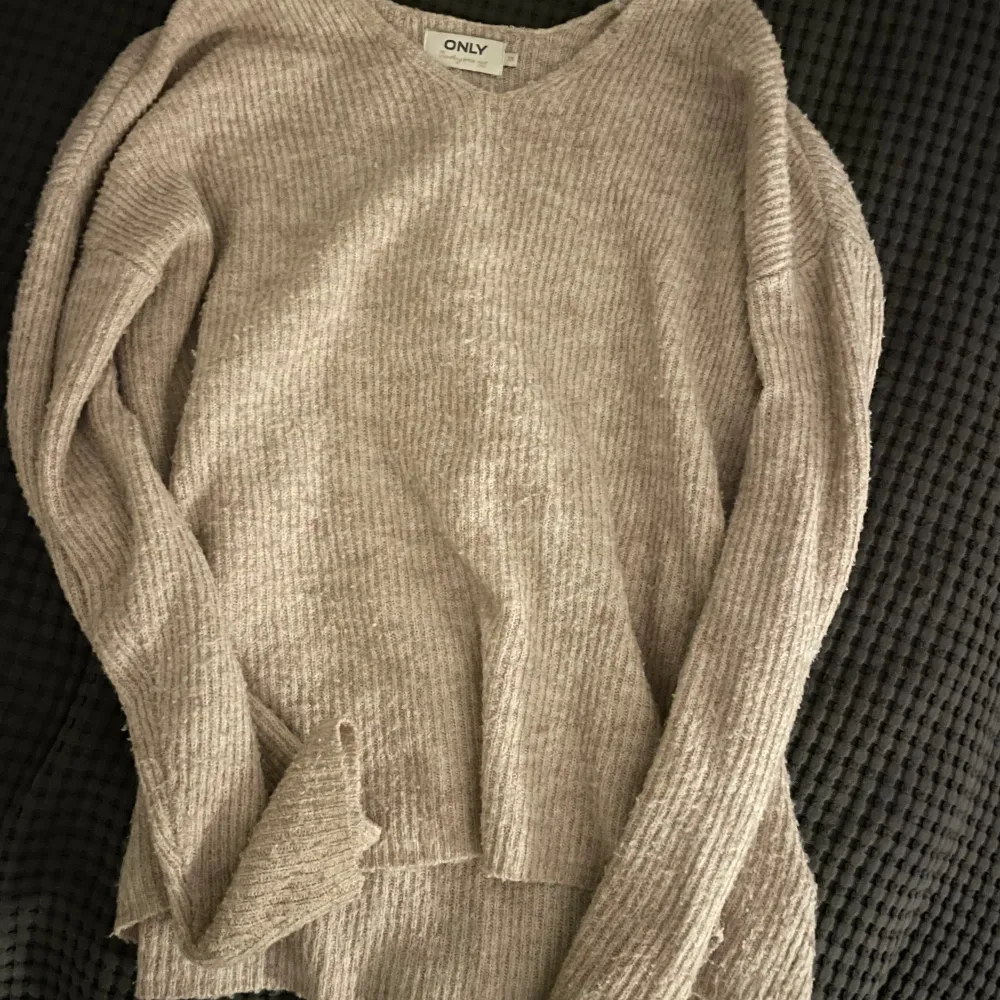 Väldigt fin beige stickad tröja från Only!🤎 den här tröjan används tyvärr inte💕 är i bra skick men ändå använt!💝 står inte för frakten❣️. Stickat.