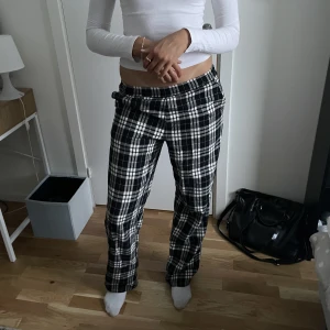 Pyjamasbyxor - Säljer dessa pyjamasbyxor jag köpte från madlady för något år sedan, knappt använda och inga defekter 🩵