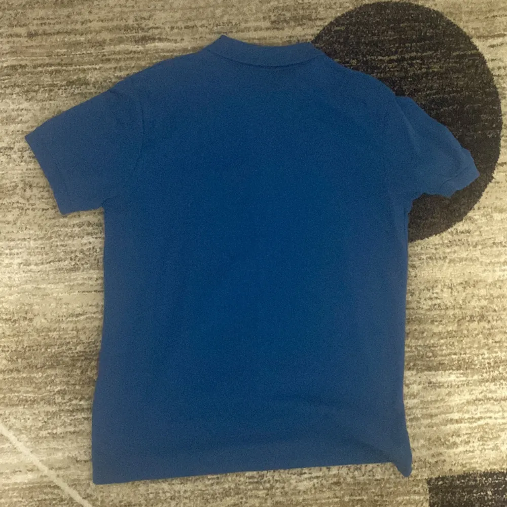Fynda, Piké t-shirt för finare sommarväder redo att användas till någon som vill skina i blått. Det står L, men egentligen är det M eller S i storleken. Helt ny oanvänd. . T-shirts.