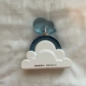 Ariana Grande Cloud EdP☁️ Använd max 2-3 gånger, så den är så gott som ny☁️Lådan finns☁️Nypris: 795 kr☁️ Frakt tillkommer📦