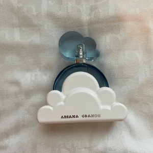 Ariana Grande Parfym  - Ariana Grande Cloud EdP☁️ Använd max 2-3 gånger, så den är så gott som ny☁️Lådan finns☁️Nypris: 795 kr☁️ Frakt tillkommer📦