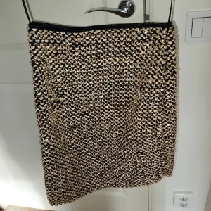 Paljettkjol i stretch som formar. - Paljettkjol i stretch men ganska hård stretch formar tok fint passar xs-m