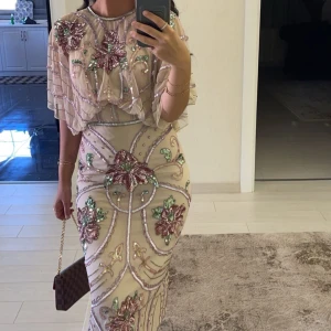 Utsmyckad klänning - Klänning med utsmyckning. Perfekt för festligheter. Midilängd och perfekt passform. Använd under endast en kväll. Säljes för 500kr 