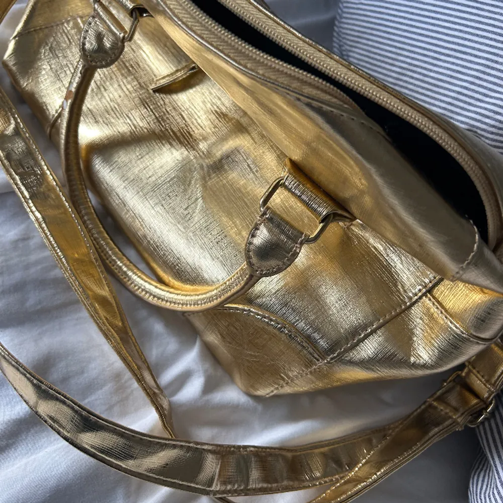 Så cool guldig väska från DonDonna.  Säljer då den tyvärr inte kommer till användning⭐️. Väskor.