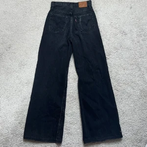 Levis Ribcage Jeans - Midja: 66cm✨Innerben: 70cm✨Storlek som står är W24L30 (passar ungefär XXS/XS)❤️För små för mig och därför finns inga bilder med dem på🫶