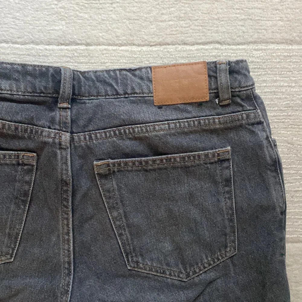Gråa raka jeans från weekday i modellen pin🥰. Jeans & Byxor.