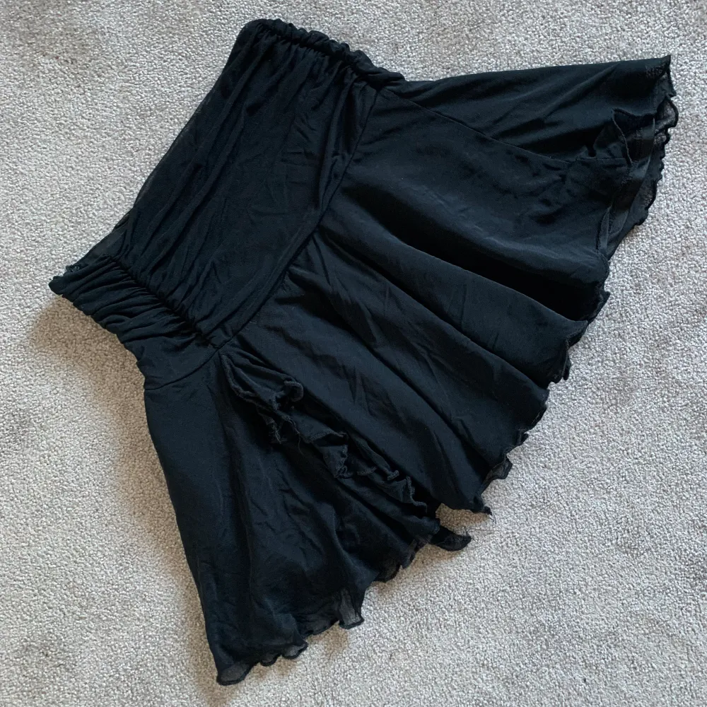 Säljer denna helt nya svarta volangkjolen då den var lite liten på mig 🤍 supersöt till sommaren, passar till allt! . Kjolar.