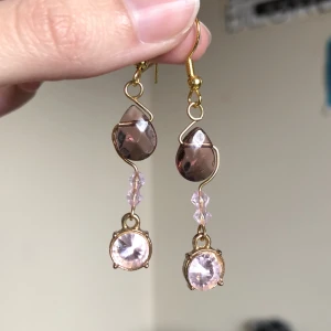 Rosa/guld örhängen - Söta rosa handgjorda örhängen i guldfärgad metall med glas pärlor! ★☆★☆ 4 cm långa:) Frakt ingår i priset!