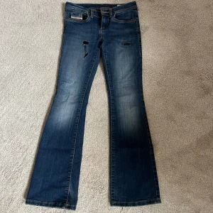 Diesel jeans - Säljer mina diesel jeans pågrund av att de har blivit för små. Bra skick men tecken på användning💕💗