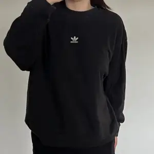 Svart oversized sweatshirt från Adidas i storlek 34. Använd men fint skick.