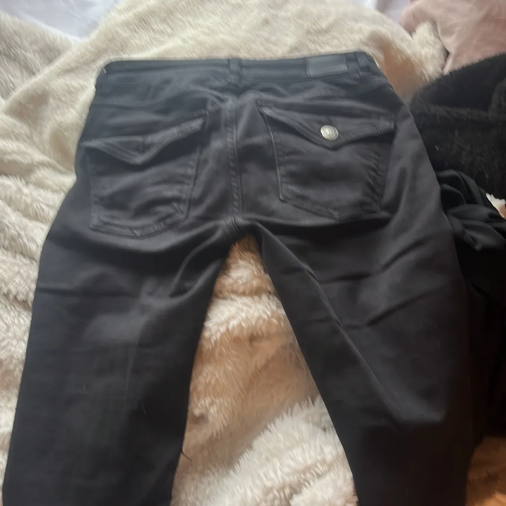 Säljer mina svarta Lågmidjade jeans med coola fickor som är bootcut pga att de är för små. Ena knappen på baksidan jag låssnat. (Midjemåttet är 69 och längden passar mig bra som är 173. Jeans & Byxor.