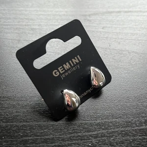 Örhänge  - Silver droppar från Gemini. Aldrig använda.