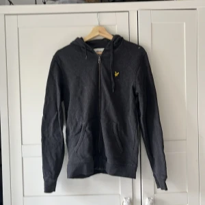 Fet lyle scott zip hoodie i small - S inga hål bra skick inga hål.
