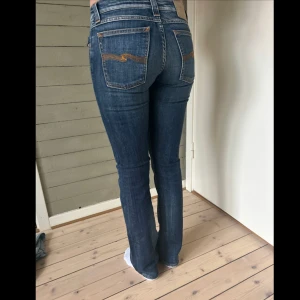 Nudie Jeans ✨ - Super fiina Nudie Jeans i nästan helt nytt skick!! Ganska lågmidjade och rak i passform. Midjemått är cirka 30”. Hör av er vid minsta fråga 💞💞