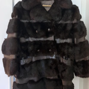 Kappa äkta skin och päls av mink - begagnat pris: 5000-6000kr använts väldigt få gånger ca 4 gånger endast storlek M/L