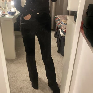 Svarta manchesterbyxor  - Svarta Manchesterbyxor från SHEIN som är jättebekväma Skriv om frågor😊 Kolla bio för mått 