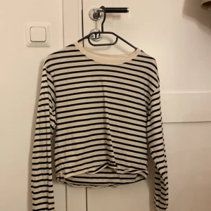 Randig långärmadtröja  - Säljer denna superfina tröjan från Lindex köpt för 200kr. Säljer för att den inte kommer till användning längre. Pris går att diskutera ❤️  (Tröjan är i fint skick)