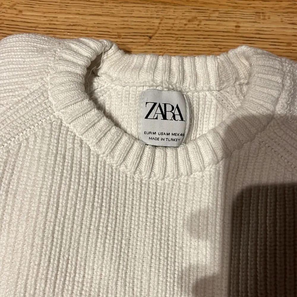 Mycket fin vit Zara tröja i storlek M men passar S, jättebra skick utan några skador på tröjan. Säljer den för 150, kom PM vid fler frågor eller bilder. Tröjor & Koftor.