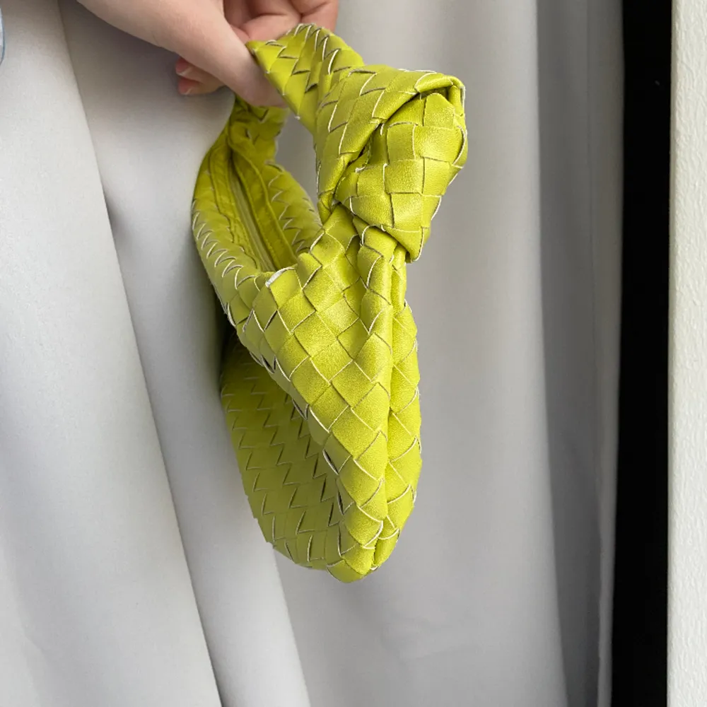 En grön väska som är inspirerad utav bottegas jodie modell💚💚 i fint skick och får plats med det mesta du behöver💕. Väskor.
