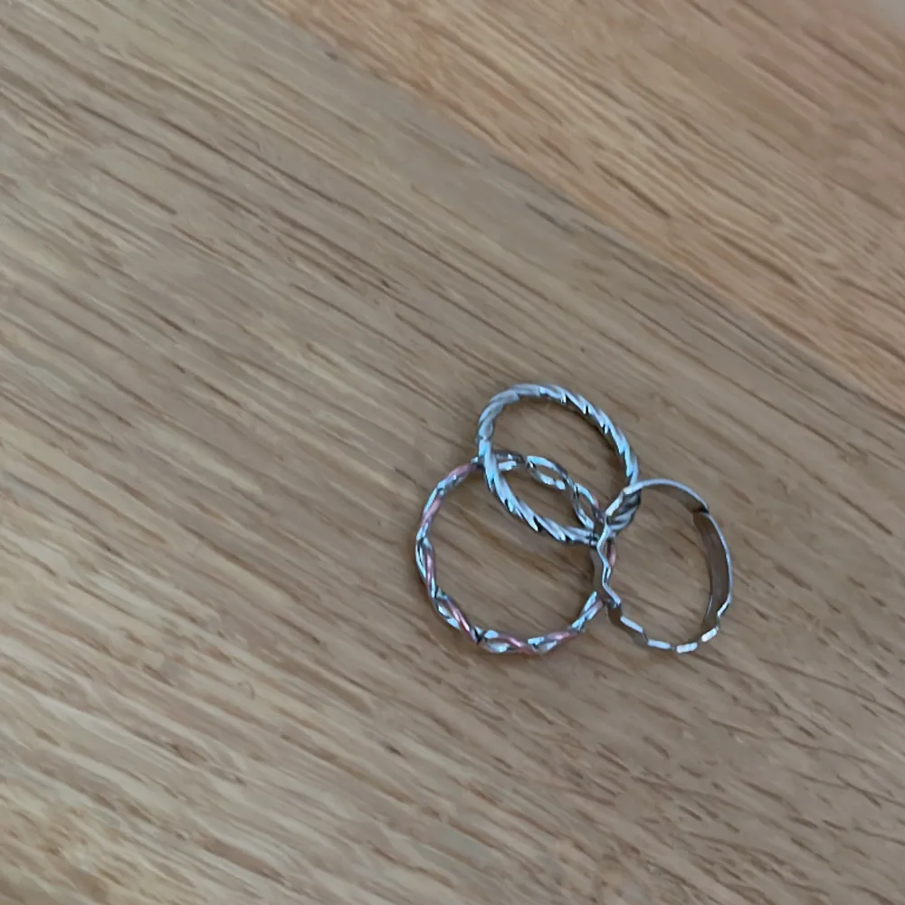 Vi säljer tre ringar i silver men en är lite miss färgad men man ser inte de så bra. Köppt på glitter men kommer inte till användning. Man kan köpa alla tre i ett kit för 65kr eller en/två enskilda för 19kr st. Hoppas någon vill köpa🙌🏼💘. Asusteet.