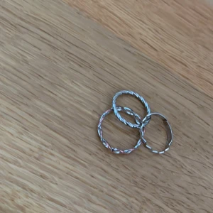 Tre ringar i silver  - Vi säljer tre ringar i silver men en är lite miss färgad men man ser inte de så bra. Köppt på glitter men kommer inte till användning. Man kan köpa alla tre i ett kit för 65kr eller en/två enskilda för 19kr st. Hoppas någon vill köpa🙌🏼💘