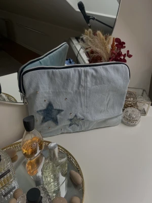 Denimcase UF - Datorfodral från denimcase uf (mitt egna uf företag). Fodralen är tillverkade av återvunna jeans och passar 13”, såsom MacBook och tinkpads. Tidlösa, snygga och framförallt miljövänliga💓 tveka inte att höra av er vid fler frågor!  Instagram: denimcaseuf 