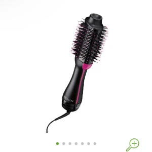 Värmeborste  - Jättebra varmluftsborste som gör håret jättefint. Säljer för jag måste sluta använda värme på håret. Använd enstaka gånger och är i jättebra skick! ❤️ nypris 500kr