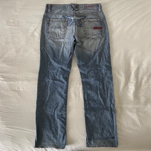 Baggy vintage 90s 00s stil jeans drain - Mått (mätt platt): midja - 42x2, innerbenslängd - 79 (cm). Tror det är grabbjeans men passar tjejer oxå! 
