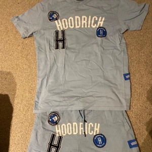 Hoodrich det  - Helt nytt hoodrich set som bara legat i garderoben. Nypris 1299. Storlek S på både shortsen och t-shirten. Perfekt till sommarn💫