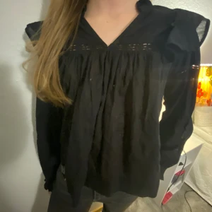 Gina tricot blus  - Svart Gina tricot blus i gott skick 