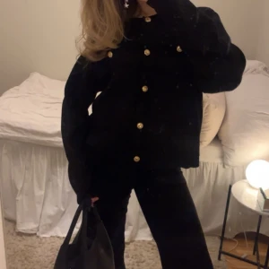 Trendig tröja - Säljer en av mina favorit tröjor i väldigt bra skick!! Den är ganska tjock i tyget och lite tung med bra kvalitet, funkar även att ha som jacka på våren!!💋