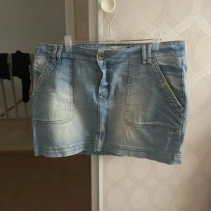 PeakPerformance kjol - Jeans kjol i storlek M . Jätte bra skick. 