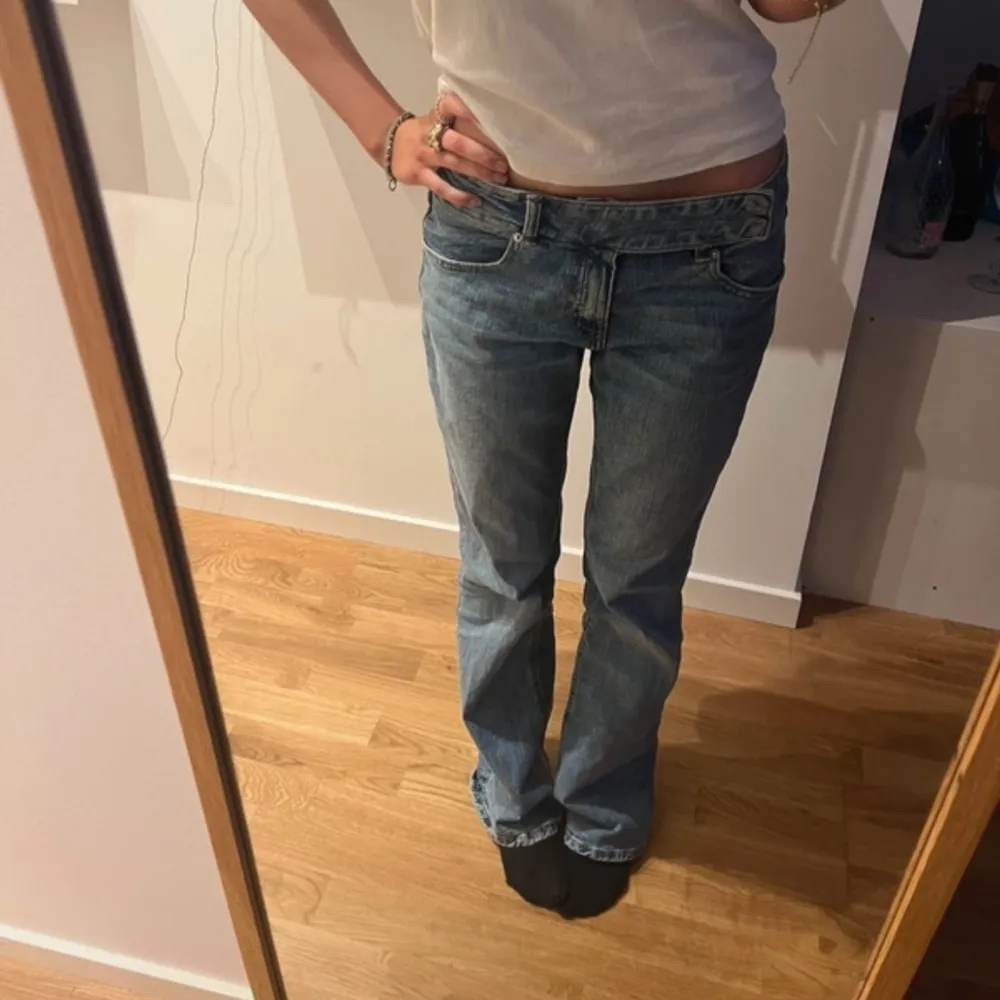 Ascoola lågmidjade bootcut jeans från Gina tricot i strl 36! Tryck gärna på köp nu!💘. Jeans & Byxor.