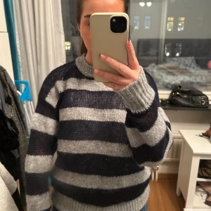 Stickad tröja  - Randig stickad tröja