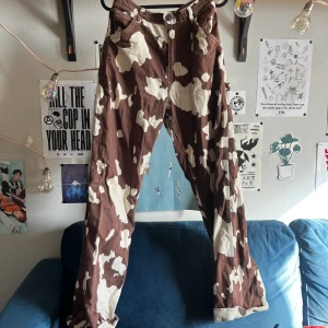 Cow printed pants! - Straight legged, high-waisted ko-mönstrade byxor i storlek W26 från märket BDG från Urban Outfitters🤩 Används aldrig och behöver nytt hem❤️ Skicka gärna ett dm för fler bilder/med frågor🤩 Kan mötas upp i Malmö området för upphämtning!🥰