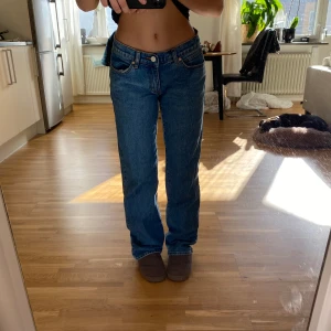 Abrand jeans  - Abrand jeans med låg midja. Storlek 25/au7