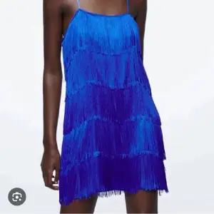 Slutsåld blå klänning med fransar från Zara i strl S!💙