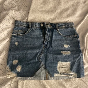 Jeanskjol - Jeanskjol från Zara storlek S. 100kr + frakt