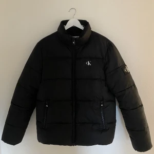 Calvin Klein jacka  - Calvin Klein dunjacka utan luva i väldigt bra skick. Säljes då den är för liten. Skick 9/10, nypris runt 2000kr. Pris går att diskutera :)