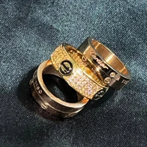 Rostfrittstål på alla ringar😍 - Alla i nytt skick! ✨😍😍  ungefär 16-17 i europeisk storlek  240kr/st  Obs! Den i mitten är såld ☺️