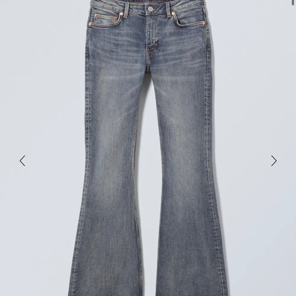 Skitsnygga utsvängda jeans från weekday😍de perfekta utsvängda jeansen i modellen flame. De har lite slitningar längst ner då de har varit lite för långa till mig men det är inget man tänker på🩷. Jeans & Byxor.