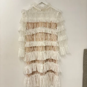 By Malina klänning  - Superfin klänning från By Malina i modellen Carmine!!✨ Endast använd vid ett tillfälle så i fint skick!! Köpt för 2800kr Superfin till studenten🤍🤍