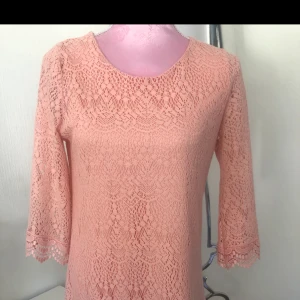 Klänning S - Mycket fint skick  Färgen är mer pastell orange 