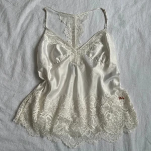 Ted baker linne - Supergulligt linne/nattlinne från märket Ted Baker i jättebra skick! Köpt här på Plick men var tyvärr för litet för mig. Obs Lånade bilder 